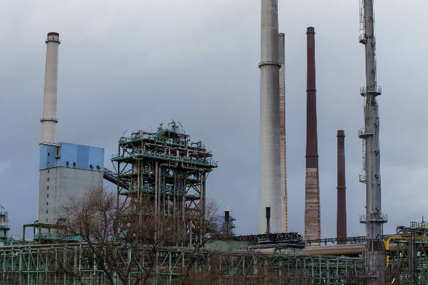 Schornsteine eines Stahlkraftwerkes