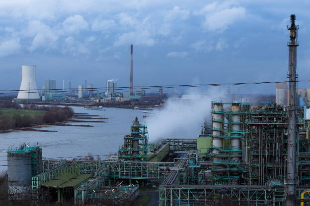 Blick vom Alsumer Berg auf Industrieanlagen am Rhein